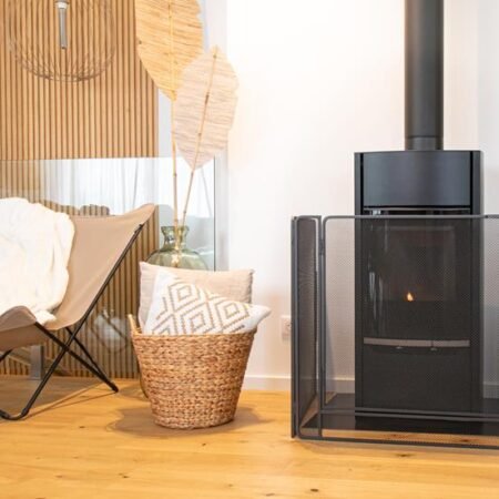 coffre à granulés rgogre 13 à côté d'un poêle