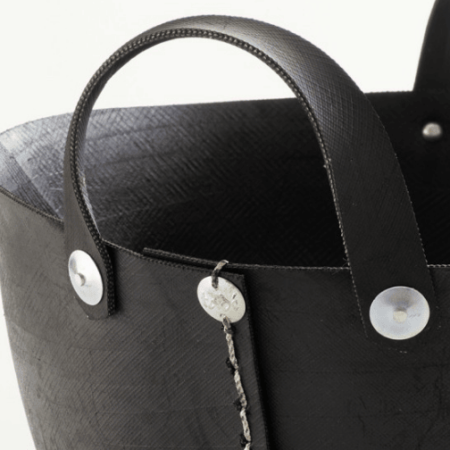 zoom sur le cabas du pays en pneu recyclé